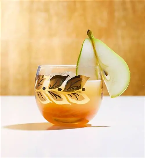 короткий стакан коктейля Pear Old-Fashion с гарниром из ломтиков груши