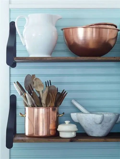 кухонные деревянные полки из бирюзового бисера с медными контейнерами