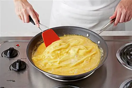 Дайте смеси постоять, пока не начнут формироваться ленты из вареного яйца.