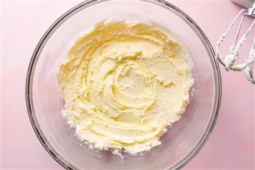 сливочное масло и сахар в миске