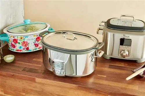 три мультиварки выставлены на деревянной стойке