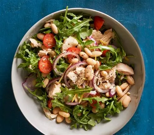 Тосканский салат из тунца в серой миске