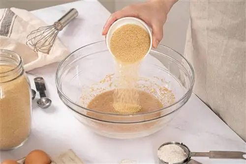 высыпать коричневый сахар в миску