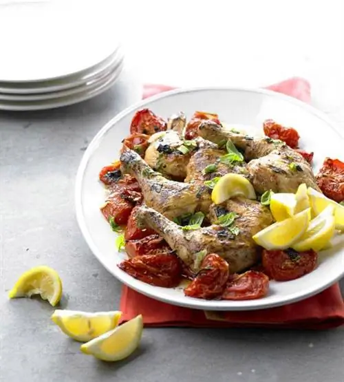 Зеленый лук с курицей и расплавленными помидорами