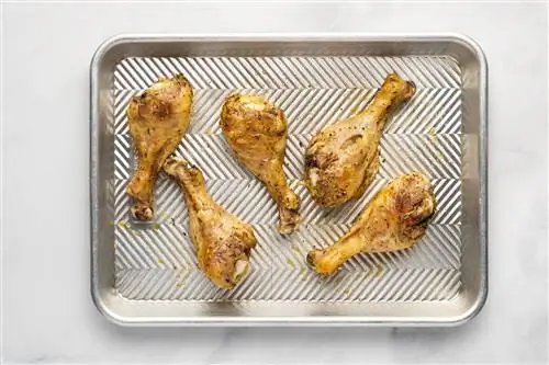 запеченные куриные ножки на металлическом противне