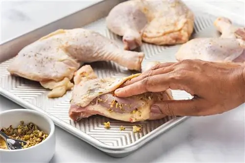 втирание специй в сырые куриные ножки