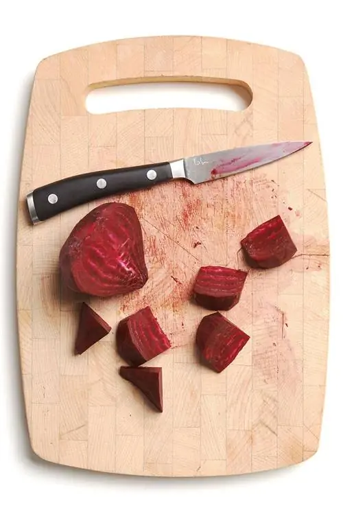 нарезанная свекла на деревянной разделочной доске