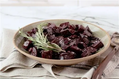 жареная свекла в миске с гарниром из веточки розмарина