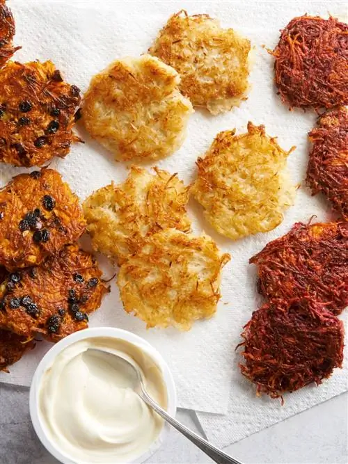 латке из сладкого картофеля и смородины с соусом
