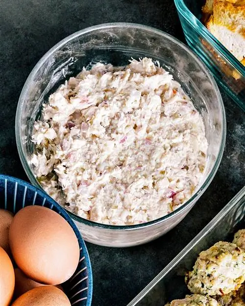 Салат из тунца с лимоном и петрушкой