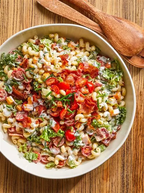 Сливочный салат с макаронами BLT