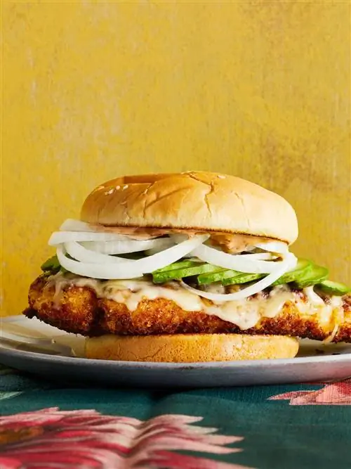 Сэндвич с курицей Cemita Poblana на тарелке
