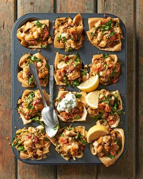 Чашки филло с курицей и фетой с соусом цацики