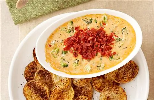 Дип из брокколи и сыра с картофельными дольками