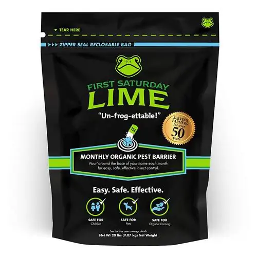 Черный пакет с зеленым шрифтом для средства от насекомых First Saturday Lime.