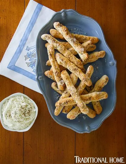 Хлебные палочки с маком и взбитыми сливками из козьего сыра с перцем