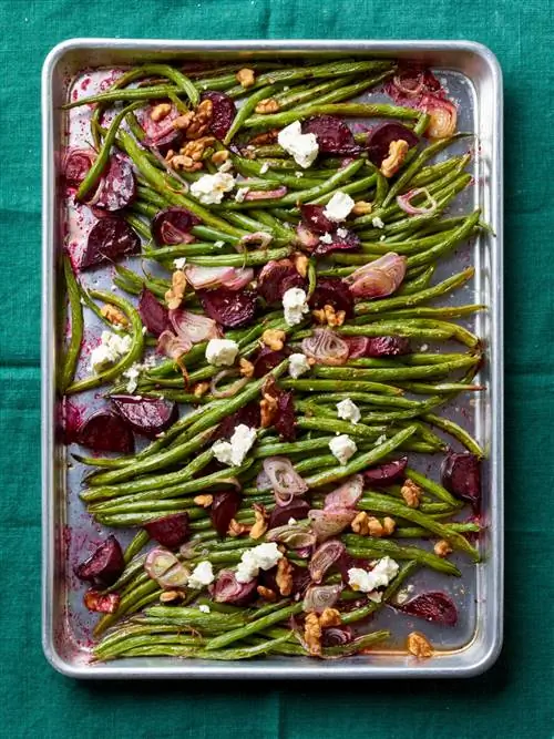 Жареная зеленая фасоль со свеклой, фетой и грецкими орехами Жареная зеленая фасоль со свеклой, фетой и грецкими орехами