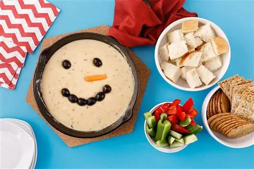 Сырный соус Skillet Snowman с крекерами из свежих овощей и кубиками хлеба Сырный соус Skillet Snowman с крекерами из свежих овощей и кубиками хлеба