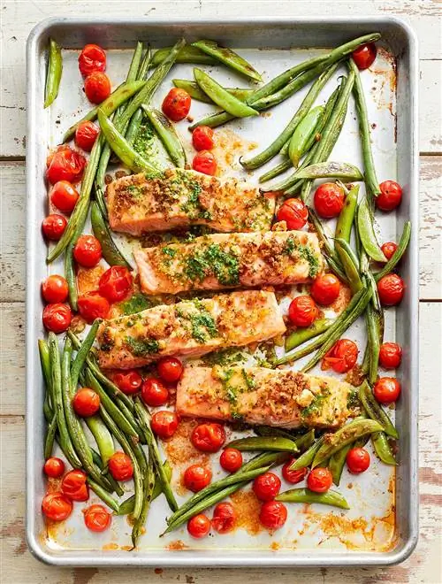 Хрустящий лосось с овощами и песто