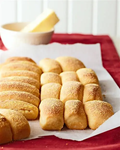 Рулетики из кукурузной муки Pull-Apart на пергаментной бумаге с маслом