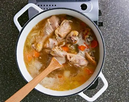 перемешайте куриный суп с лапшой деревянной ложкой перемешайте куриный суп с лапшой деревянной ложкой