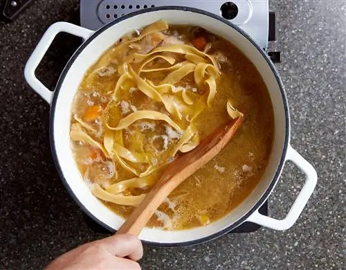 размешать лапшу в кастрюле с бульоном размешать лапшу в кастрюле с бульоном