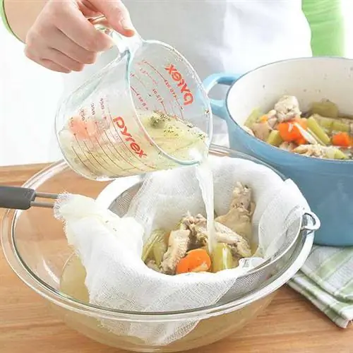 куриный бульон как приготовить: разделение бульона марлей куриный бульон как приготовить: разделение бульона марлей