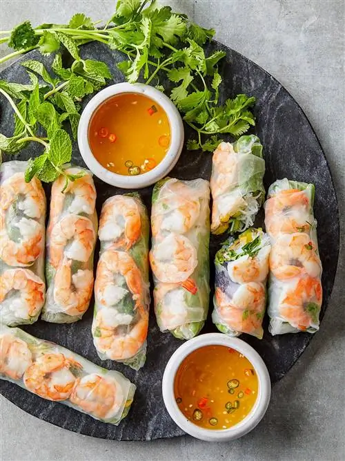 Рулетики из рисовой бумаги с креветками и манго