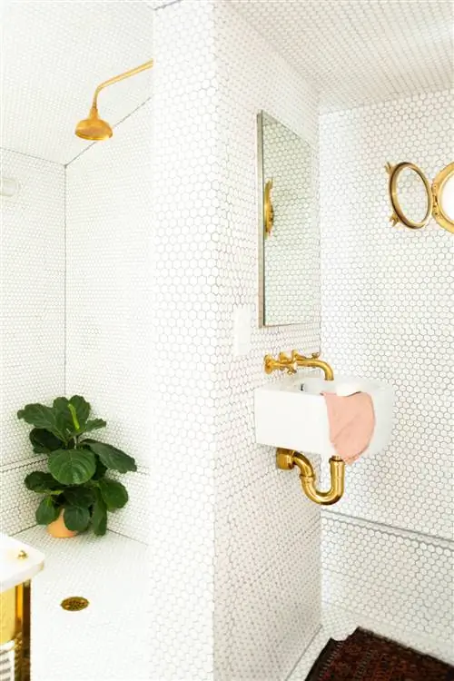 белая шестиугольная плитка в ванной комнате