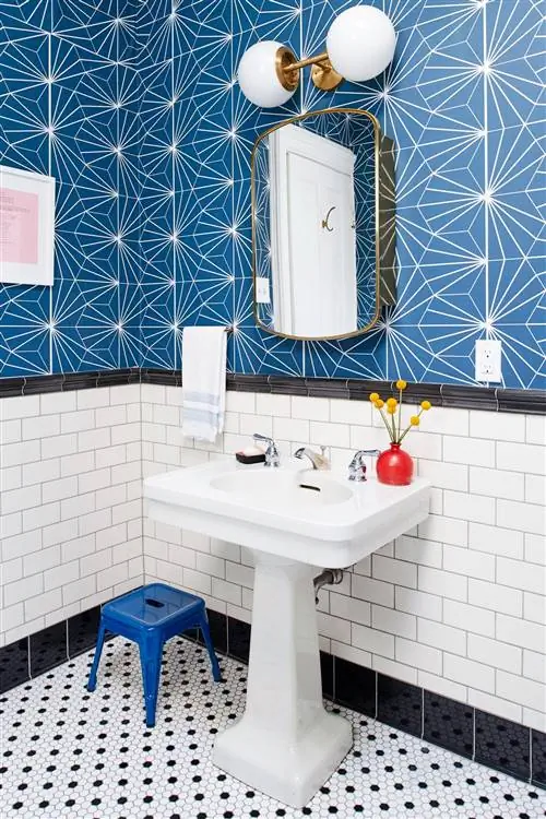 яркая ванная комната с бело-голубыми обоями