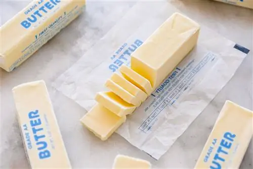 палочки сливочного масла разложены на кухонном столе