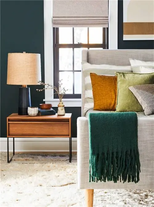 деревянный столик рядом с кроватью