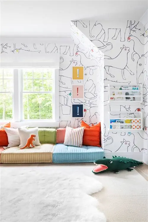 стена в спальне с рисунками животных