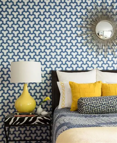 спальня с узорчатыми обоями