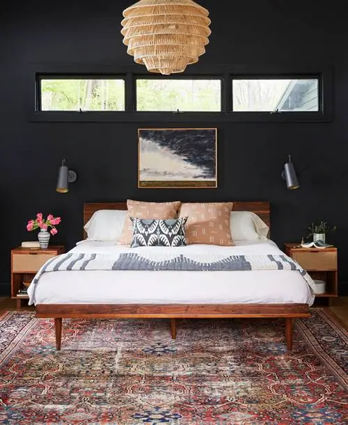 спальня с черными стенами и 3 окнами