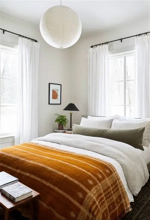 спальня с круглым светильником