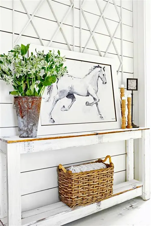 Полка с корзиной для иллюстрации лошади