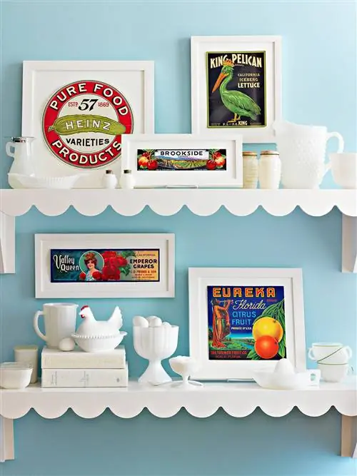 Белые полки, винтажная реклама, белые предметы