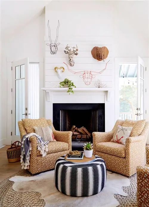 Завесы с головой оленя у камина в гостиной