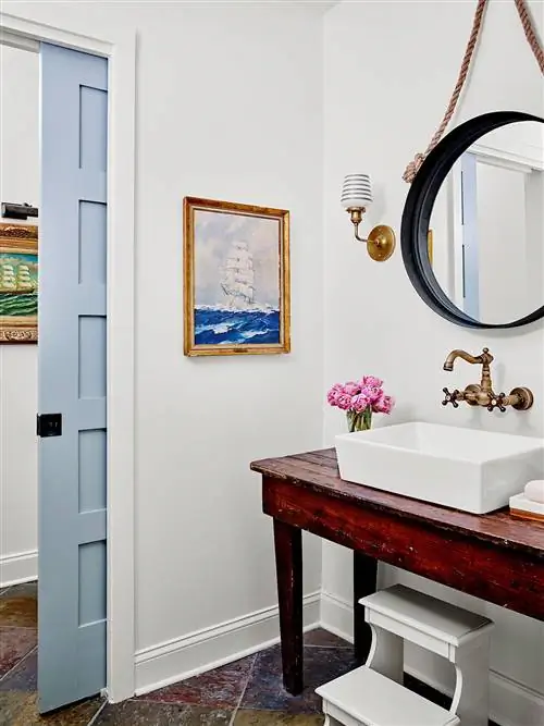 Деревянная настольная раковина, белый табурет, зеркало