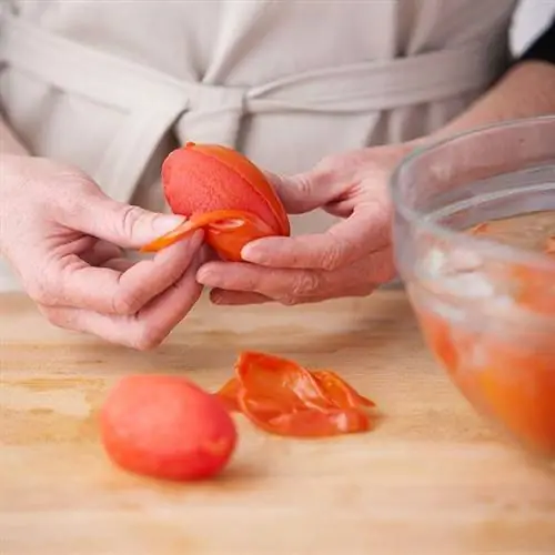 чистить помидоры