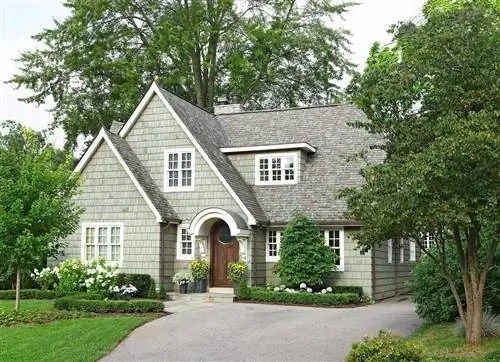 экстерьер серого дома с шейкерами и арочным входом