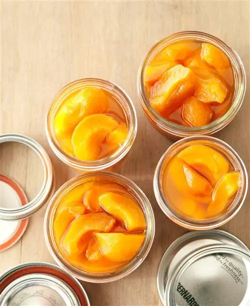 Консервированные персики в жестяных банках