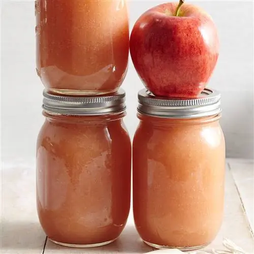 Банки яблочного пюре с целым яблоком
