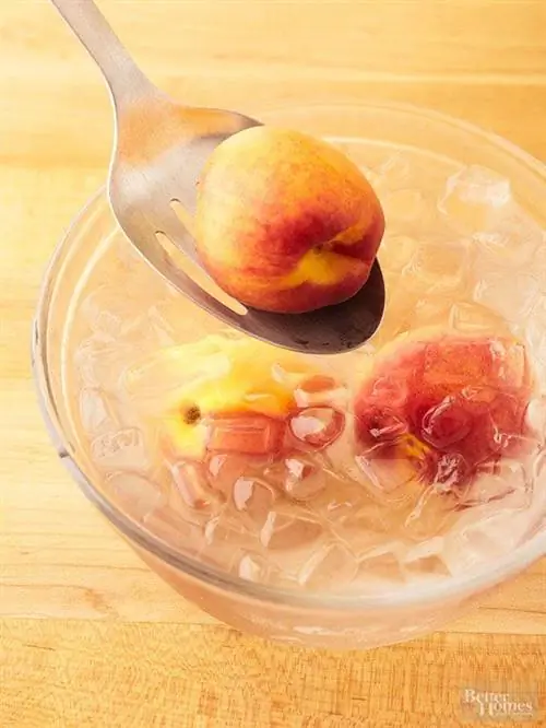 Персики в ледяной воде