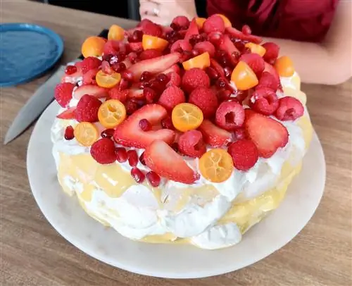 Павлова с лимонным курдом и свежими ягодами