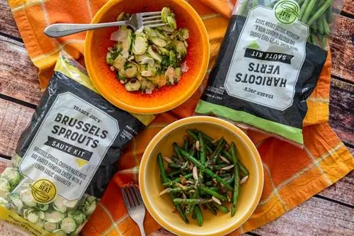 Пакет и миска с набором для обжаривания зеленой фасоли Trader Joe's и набором для обжаривания брюссельской капусты Trader Joe's