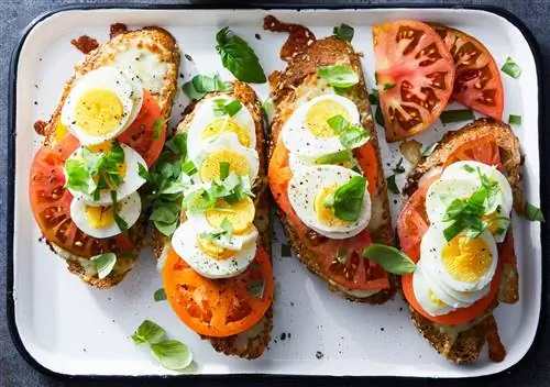 Семейные тосты с помидорами и яйцом