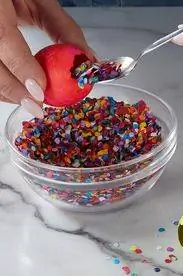 ложкой конфетти в красное яйцо ложкой конфетти в красное яйцо
