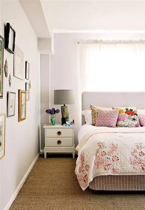 спальня с галереей на стене